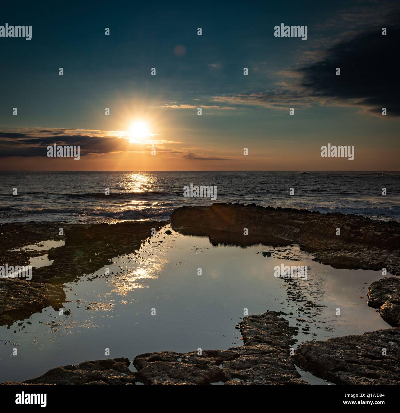 Alba estiva sulla Thornwick Bay, Yorkshire, Regno Unito Foto Stock