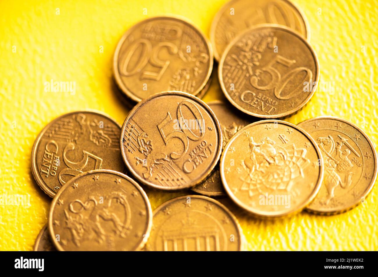 Monete da 50 cent Euro su sfondo giallo Foto Stock