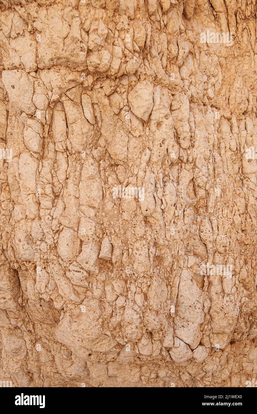 Parete rocciosa naturalmente erosa fotografata a Wadi Peres Un letto di fiume stagionale nel deserto del Negev nord orientale sul confine meridionale del Judaean Foto Stock