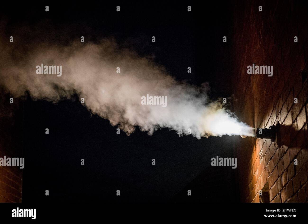 I fumi di scarico e il vapore acqueo proveniente da una combi caldaia gas attraverso la canna fumaria esterna tubo. Foto Stock