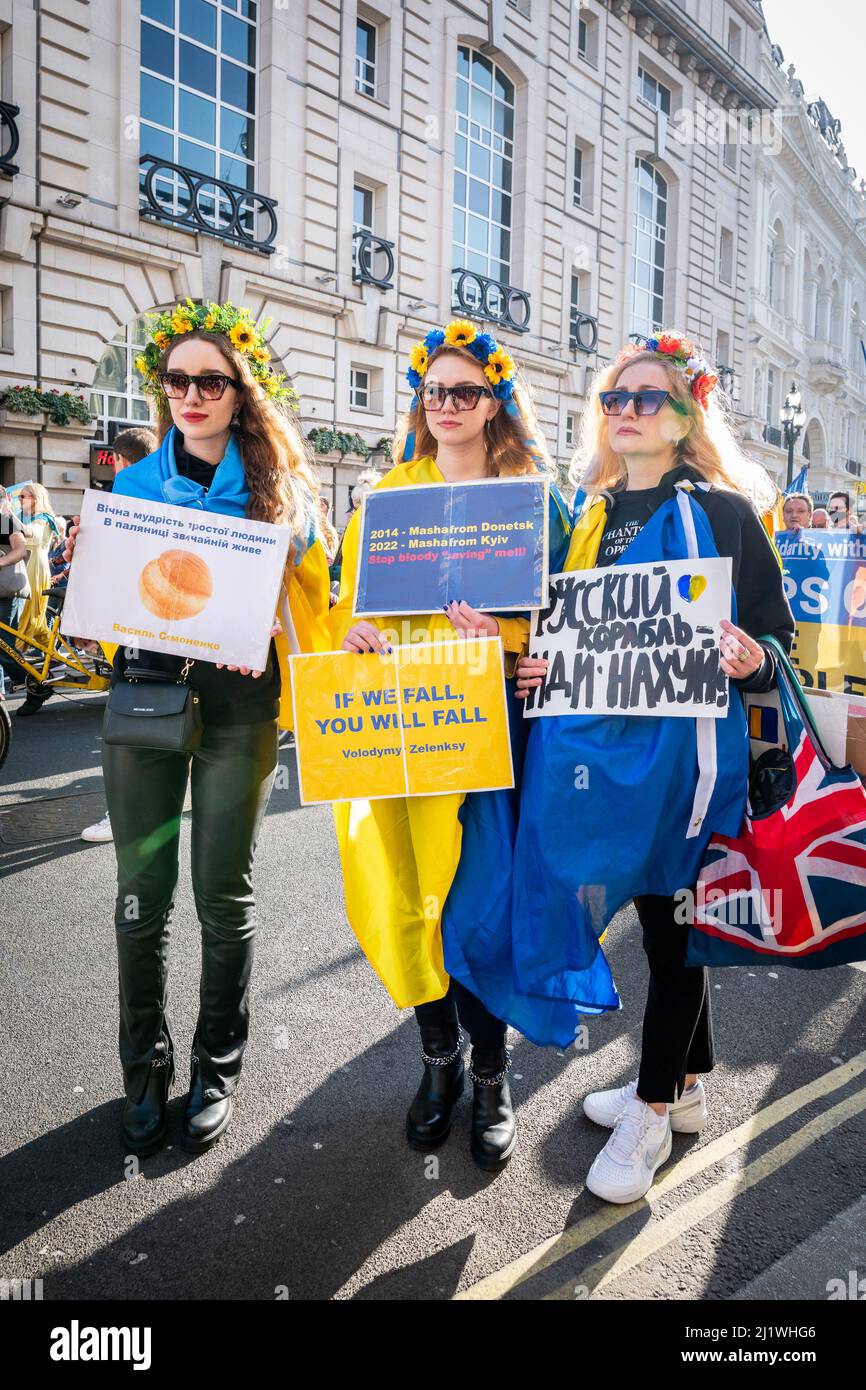 Migliaia di marciano in solidarietà contro la guerra in Ucraina. "Londra sta con l'Ucraina” dimostra il sostegno al popolo ucraino. Pace marzo Londra. Foto Stock