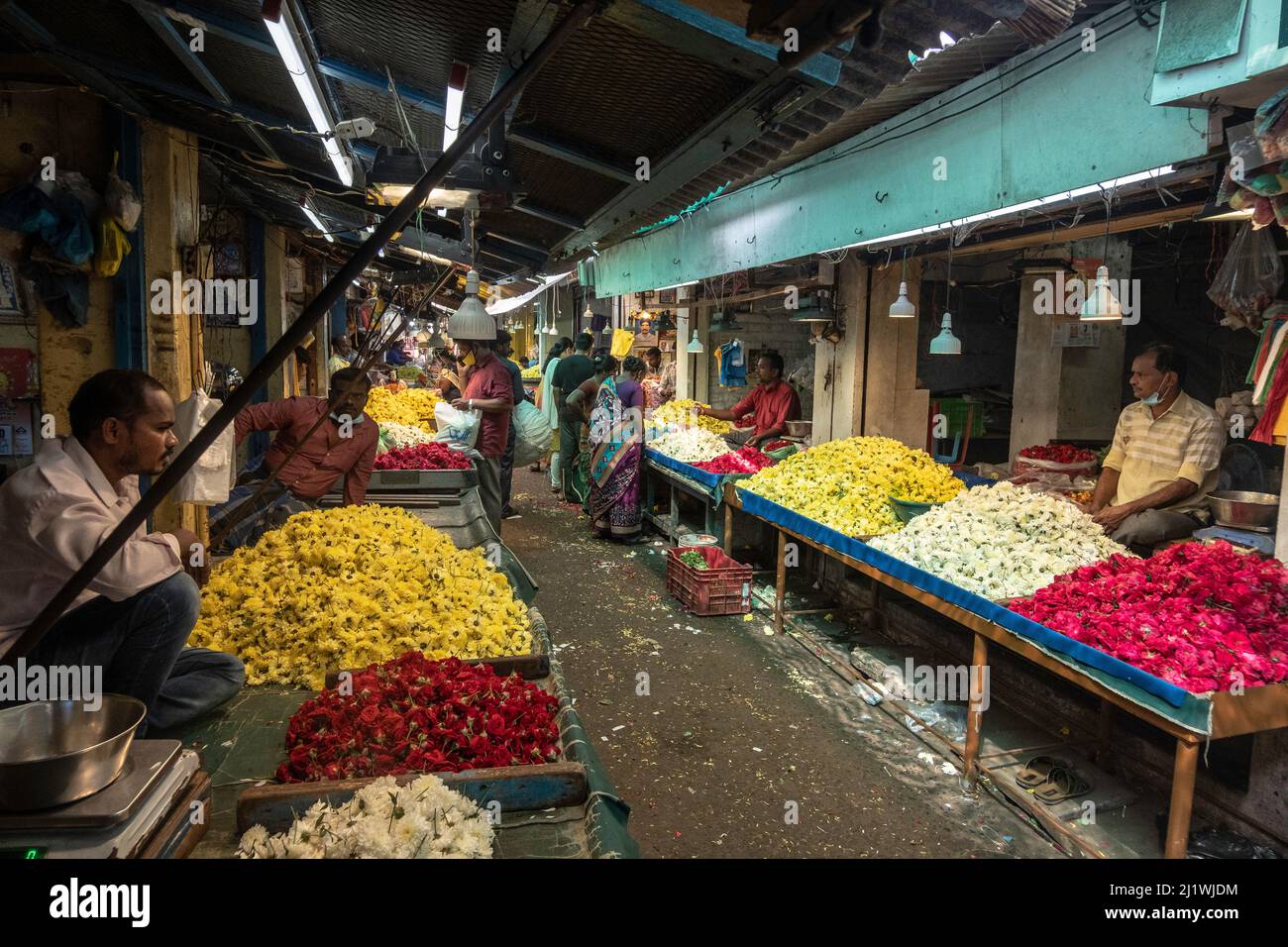 Petali di fiori in vendita presso il mercato di Tiruvannamalai, Tamil Nadu, India Foto Stock