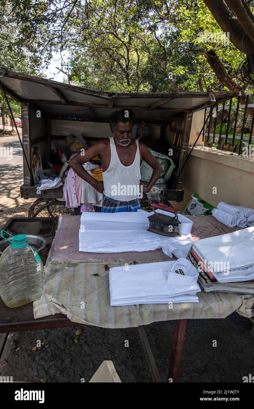 I capi pressanti con ferro da stiro al mercato di Tiruvannamalai, Tamil Nadu, India Foto Stock