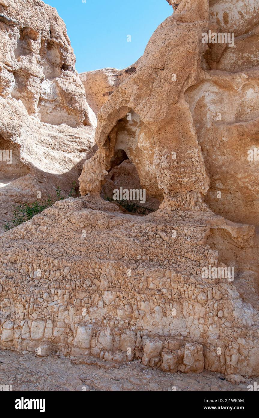 Parete rocciosa naturalmente erosa fotografata a Wadi Peres Un letto di fiume stagionale nel deserto del Negev di Pasqua del Nord sul confine meridionale del Deser giudaico Foto Stock