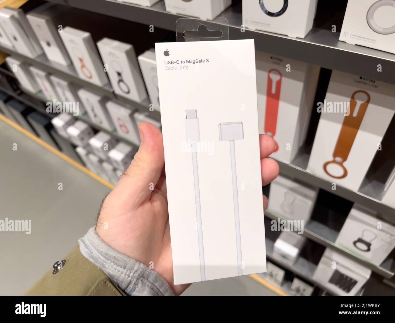 Parigi, Francia - 18 marzo 2022: Pacchetto di supporto a mano POV maschio con cavo da USB-c a MagSafe da 3 2 metri durante il lancio delle vendite presso il negozio di punta Apple Inc Foto Stock