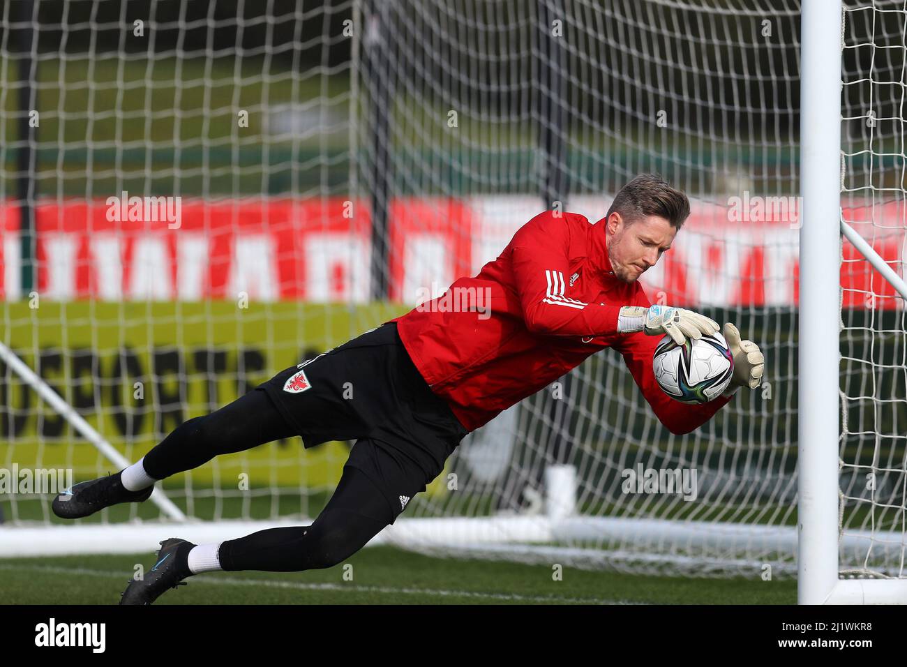 Cardiff, Regno Unito. 28th Mar 2022. Wayne Hennessey, il portiere del Galles, che probabilmente vincerà il suo tetto gallese del 100th domani. Sessione di allenamento della squadra di calcio del Galles presso il vale Resort di Hensol, vicino Cardiff, lunedì 28th marzo 2022. Il team si sta preparando per la prossima partita, un amico contro la Repubblica Ceca domani. Questa immagine può essere utilizzata solo per scopi editoriali. Solo per uso editoriale, pic by Andrew Orchard/Andrew Orchard sport photography/Alamy Live news Credit: Andrew Orchard sports photography/Alamy Live News Foto Stock