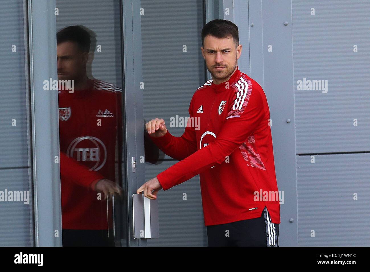 Cardiff, Regno Unito. 28th Mar 2022. Aaron Ramsey del Galles si presenta prima della sessione di allenamento della squadra di calcio del Galles presso il vale Resort di Hensol, vicino Cardiff, lunedì 28th marzo 2022. Il team si sta preparando per la prossima partita, un amico contro la Repubblica Ceca domani. Questa immagine può essere utilizzata solo per scopi editoriali. Solo per uso editoriale, pic by Andrew Orchard/Andrew Orchard sport photography/Alamy Live news Credit: Andrew Orchard sports photography/Alamy Live News Foto Stock