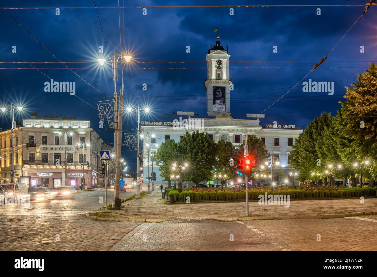 Città Hal nella piazza centrale di Chernivtsi di notte, Ucraina occidentale Foto Stock