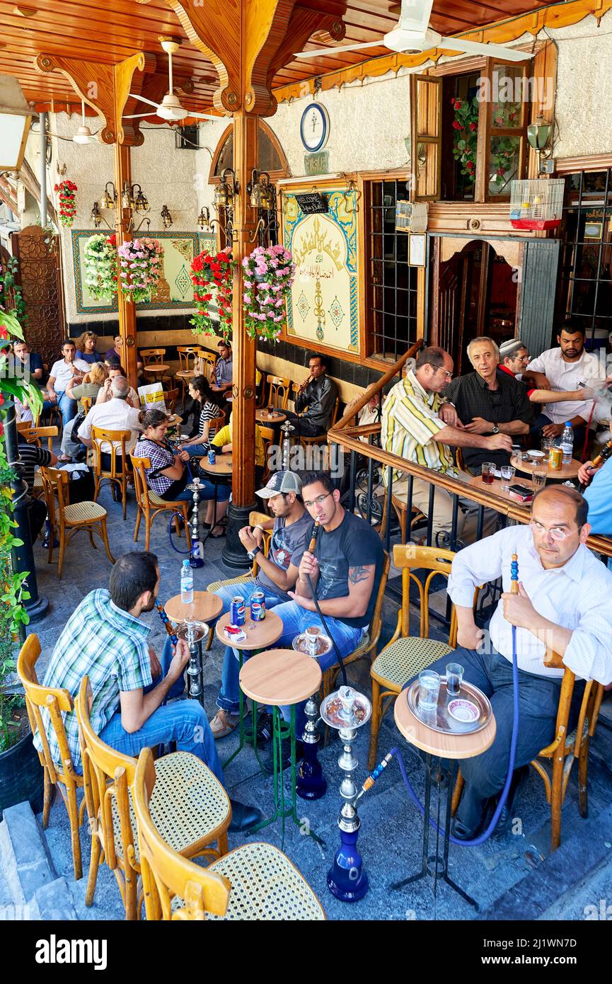 Siria. Damasco. Fumare in un Hookah Bar Foto Stock