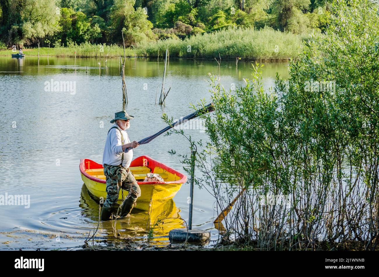 Novi Sad, Serbia - Maggio 05. 2021: Attività ricreative, tradizionali, sportive, pesca in una giornata di sole, sulle acque del affluente del Danubio vicino Novi Sad, Serbi Foto Stock