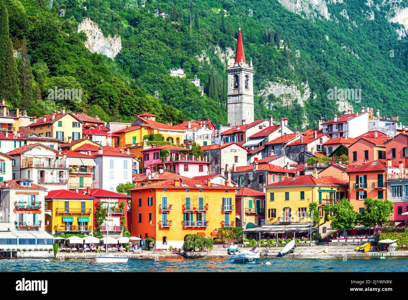 Varenna, Lago di Como - destinazione estiva sulla costa del lago più bello d'Italia, Lago di Como. Foto Stock