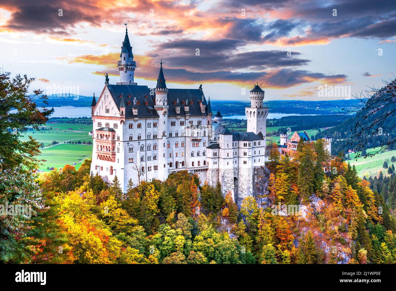 Neuschwanstein, Baviera - famoso castello di Schloss Neuschwanstein, Germania in splendidi colori autunnali nella provincia di Fussen, Alpi bavaresi. Foto Stock