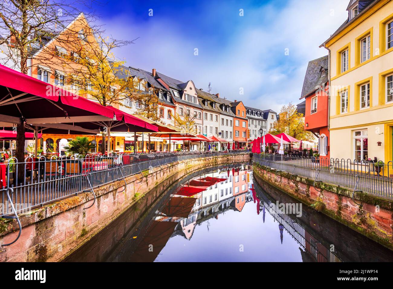 Saarburg, Germania. Idilliaca città sul fiume Saar con città vecchia turistica, splendida luce solare autunno. Foto Stock