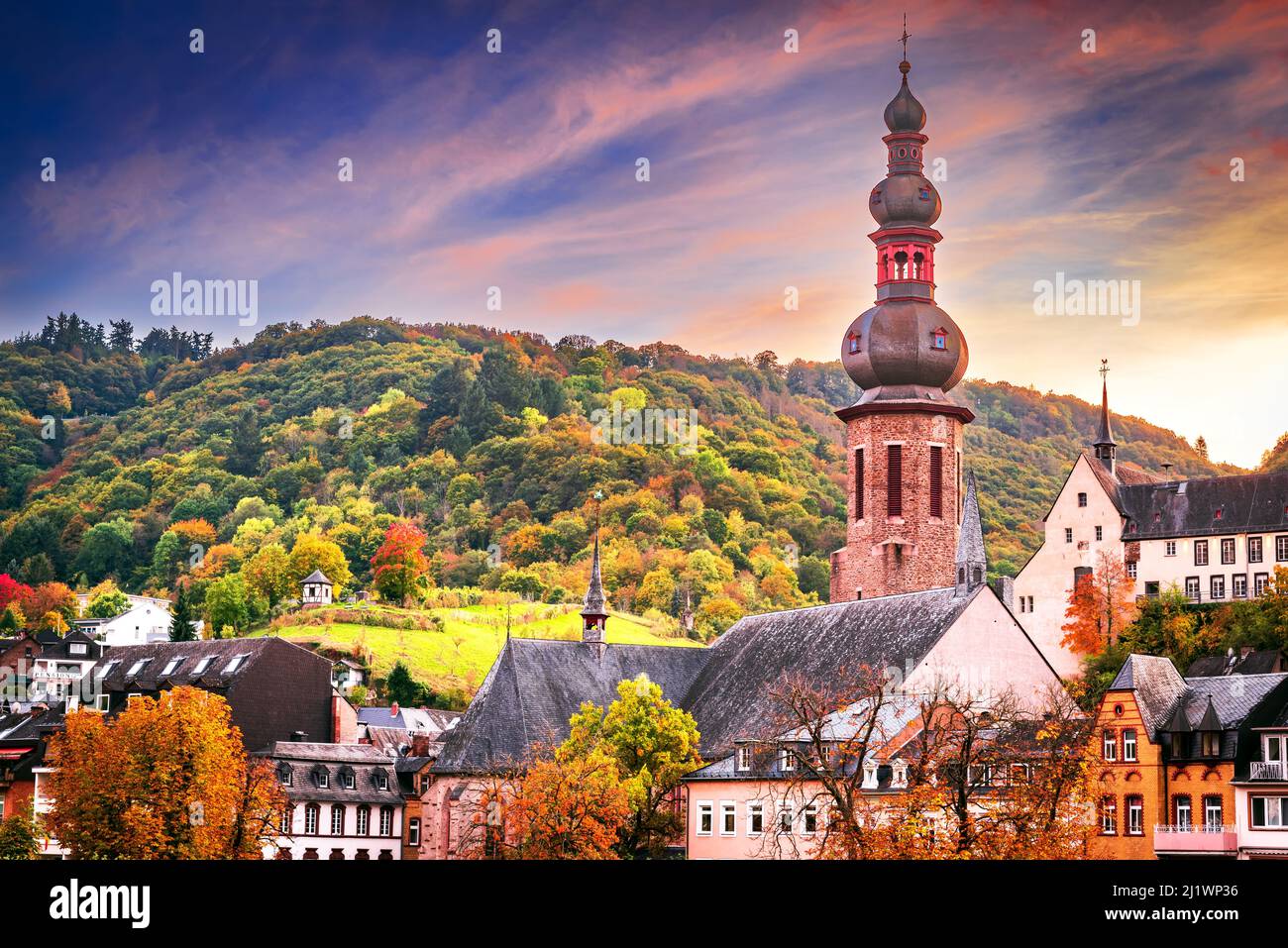 Cochem, Germania. Tramonto colorato con romantica valle del fiume Mosella, Renania-Palatinato in rosso autunno colori. Foto Stock