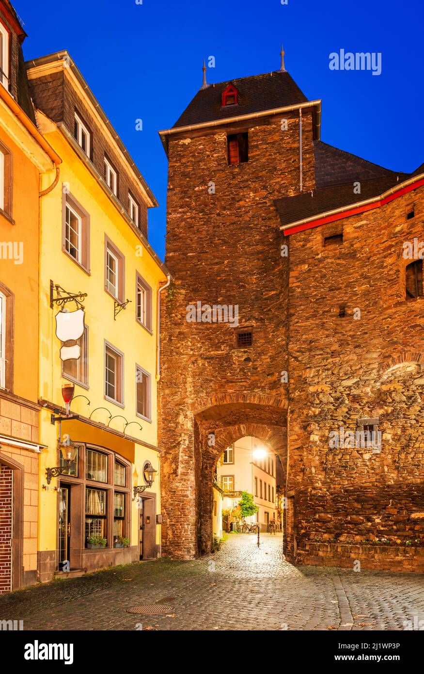 Cochem, Germania. Immagine crepuscolare di Oldtown, porta Enderttor, romantica valle del fiume Mosella, Renania-Palatinato. Foto Stock