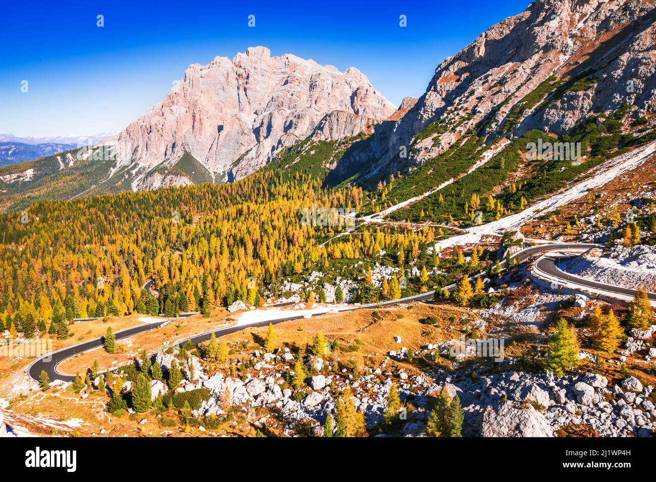Passo Valparaola, Italia. Vista della serpentina in Tirolo, Alpi dolomitiche. Vista montagna cima Cunturines (3,064 m) dal Passo di Valparaola con in a Foto Stock