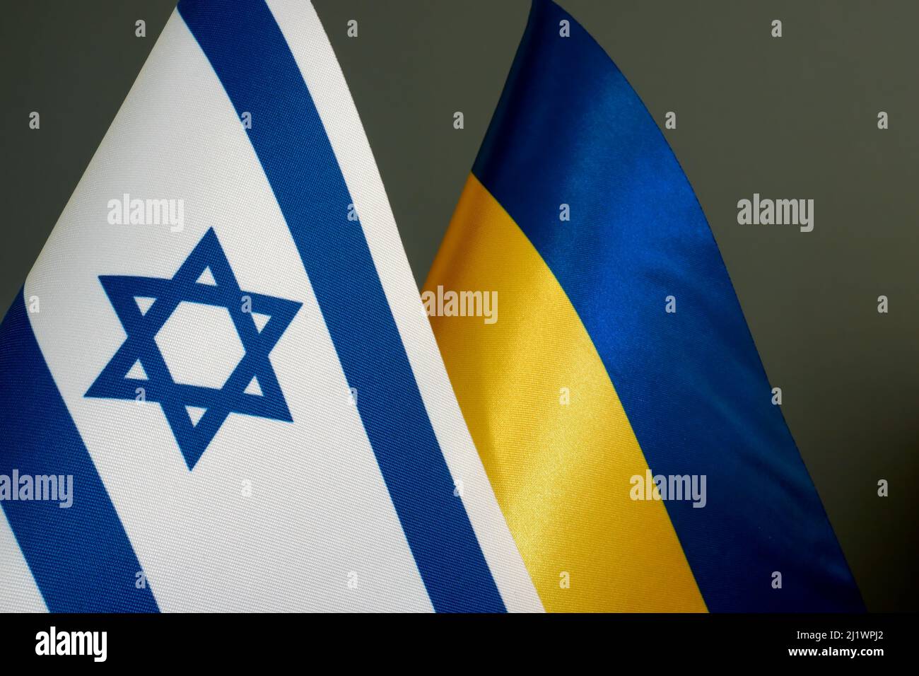 Bandiere di Israele e Ucraina. Relazioni diplomatiche tra paesi. Foto Stock