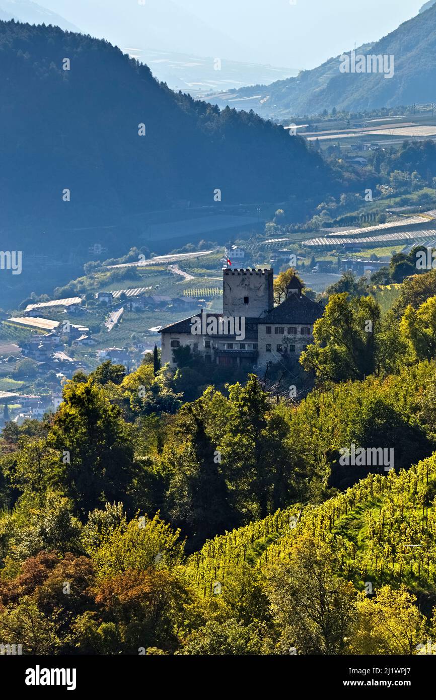 Castello di Thurnstein. Sullo sfondo la pianura del Lagundo e l'ingresso della Val Venosta. Alto Adige, Italia. Foto Stock