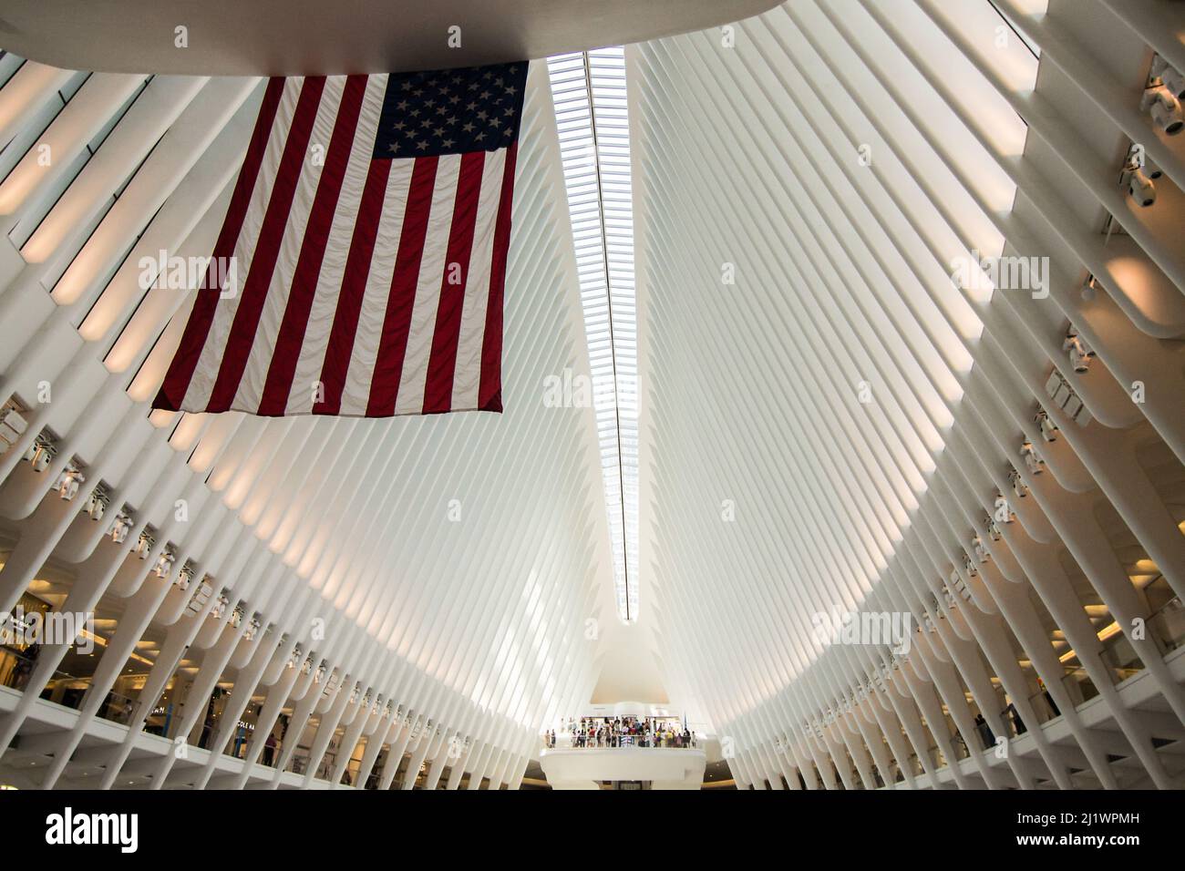 Un colpo a basso angolo della bandiera degli Stati Uniti appeso all'Oculus Trade Center, New York, Stati Uniti Foto Stock