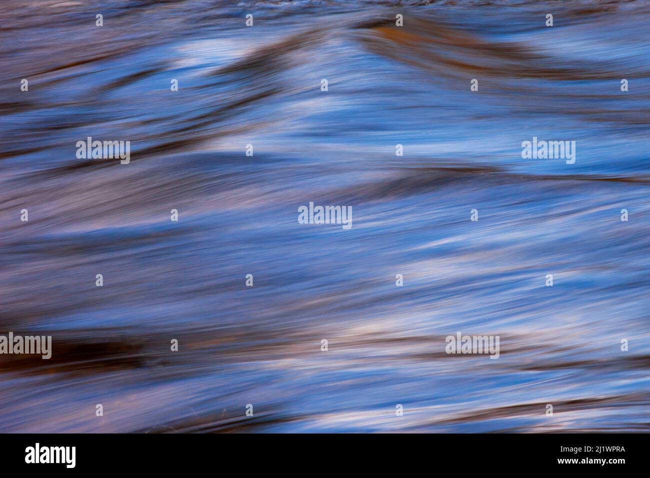 Fai un ruscello di corrente e rapide sul Brodhead Creek, sulle Pocono Mountains della Pennsylvania. Foto Stock