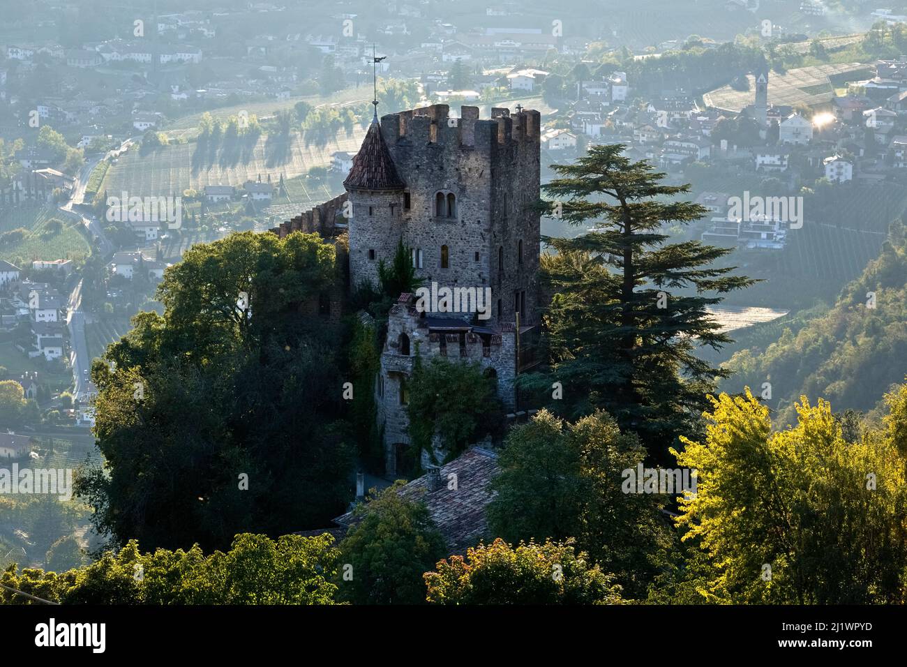 Castel Fontana/Brunnenburg ha origini medievali ma fu ricostruito in stile neo-gotico nel XX secolo. Tirolo/Tirolo, Alto adige, Italia. Foto Stock
