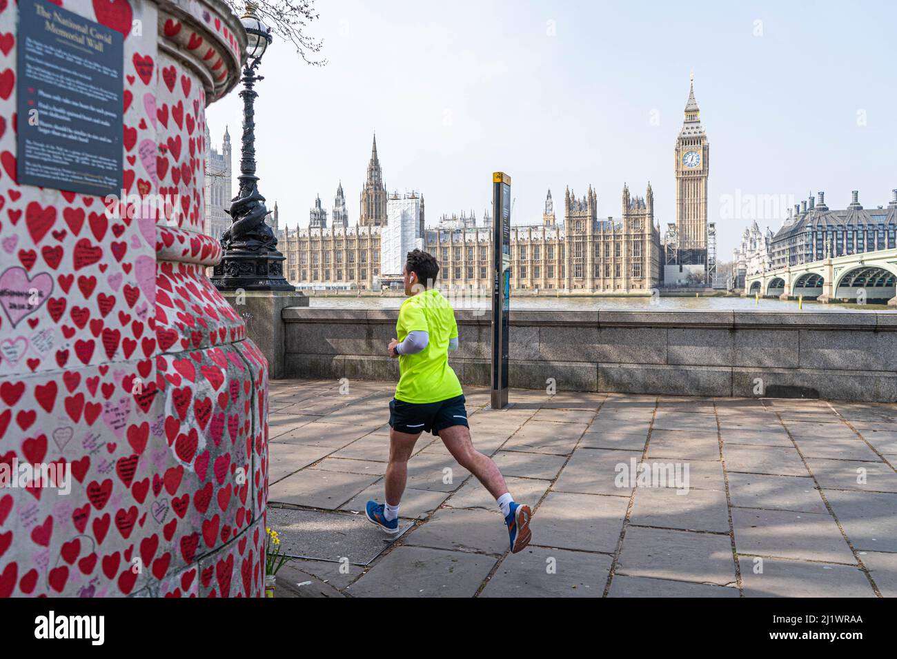 LONDRA, REGNO UNITO. 28 marzo 2022. Dipinse cuori al muro commemorativo nazionale per ricordare le vittime della pandemia del coronavirus. Secondo i dati dell'Ufficio per le statistiche nazionali in Inghilterra si è registrato un aumento del numero di casi causati dalla variante Omicron BA.2 un virus ricombinante che contiene elementi delle varianti Delta e Omicro in quanto il numero di infezioni COVID-19 è salito a 4,26 milioni nei sette Giorni al 19 marzo - aumento del 29,7% sulla settimana prima. Credit: amer Ghazzal/Alamy Live News Foto Stock