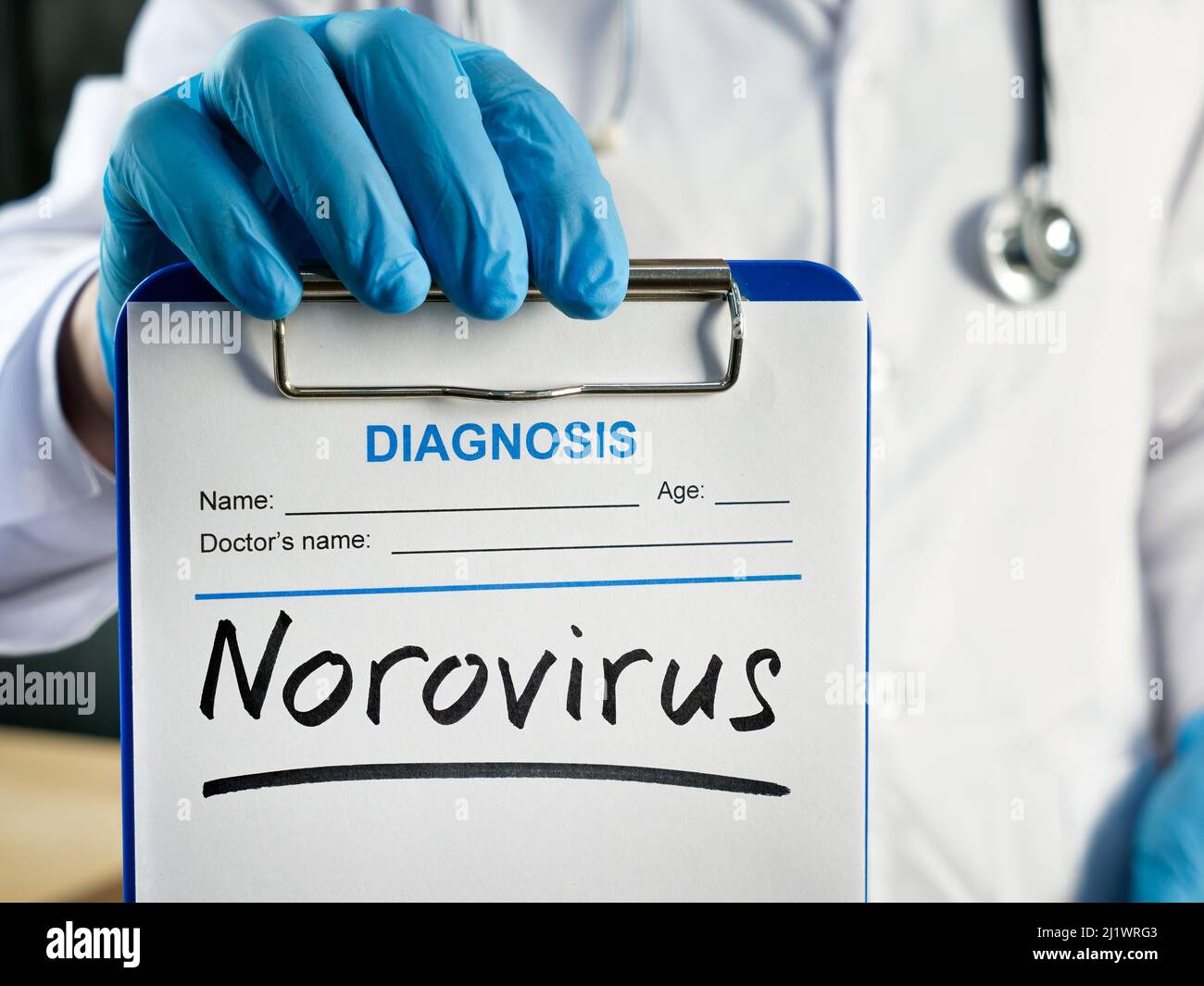 Il medico mostra la diagnosi di norovirus sulla forma. Foto Stock