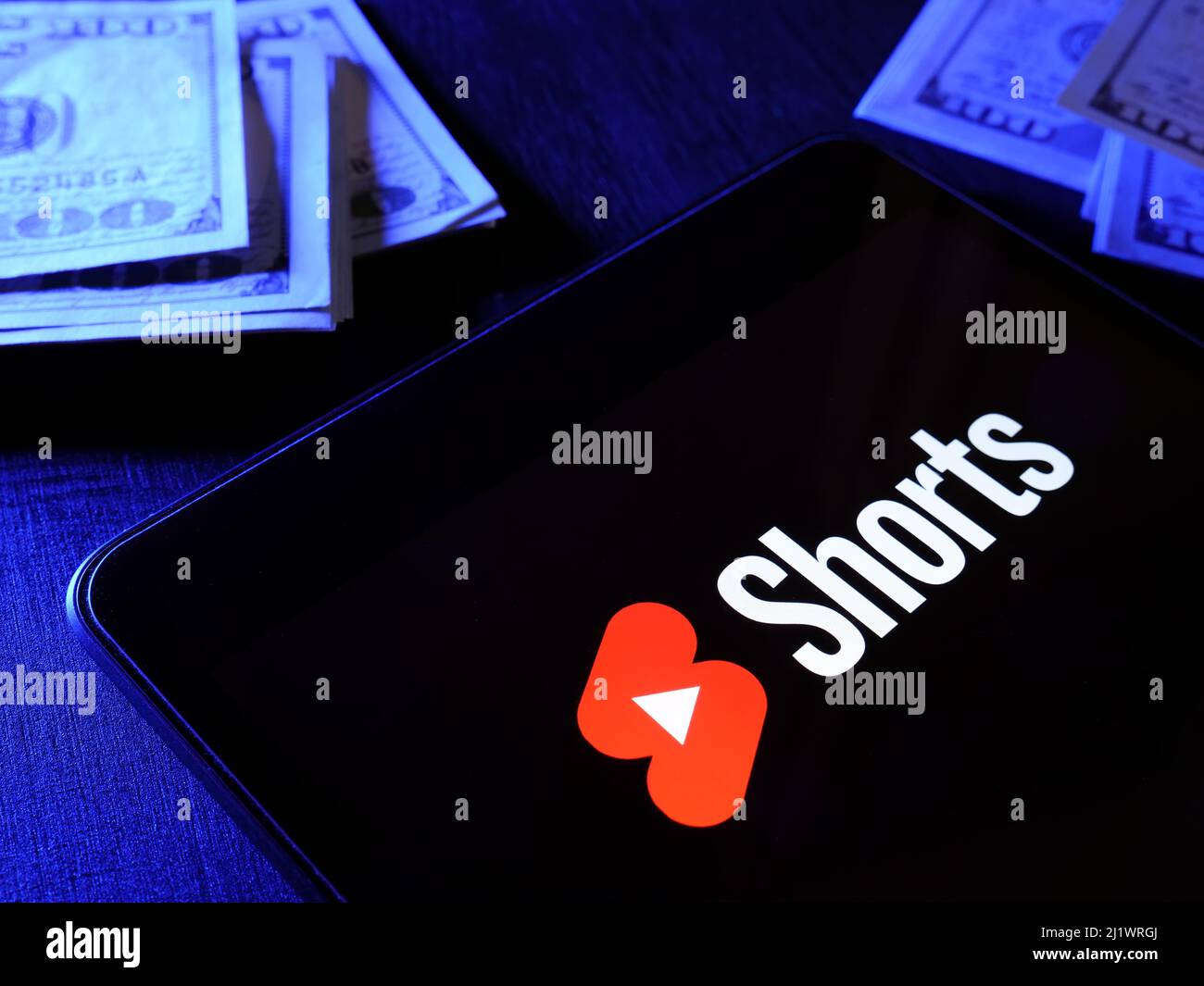 KIEV, UCRAINA - 20 marzo 2022. Logo e denaro degli shorts di YouTube come simbolo di monetizzazione. Foto Stock