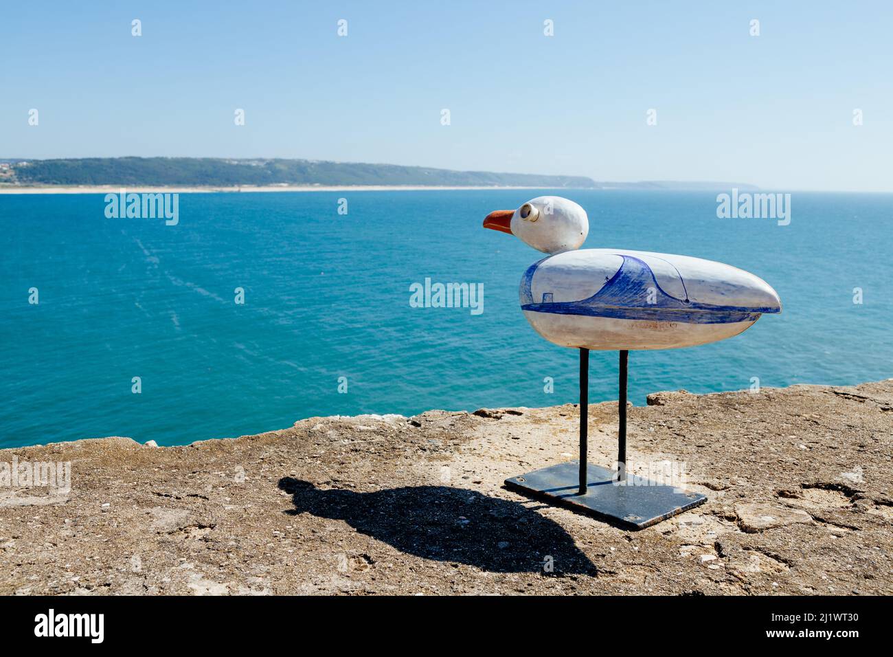 Nazaré, Portogallo - 29 giugno 2021: Gabbiano ceramico appartenente all'installazione sul forte di San Miguel creato dall'artista portoghese Mario Reis Foto Stock