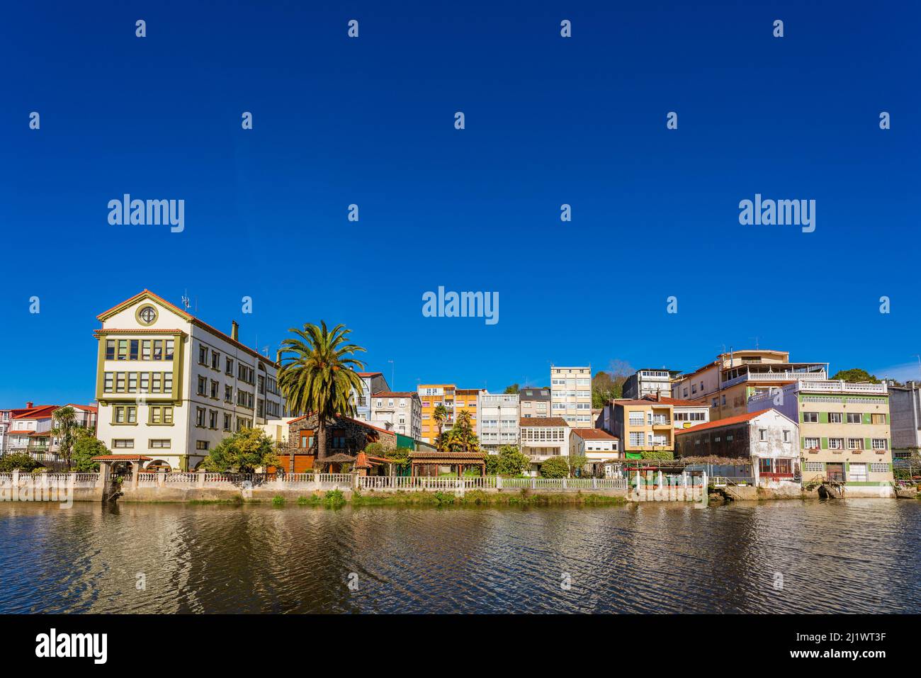 Panorama della città di Betanzos in Galizia Spagna sul fiume Mandeo Foto Stock