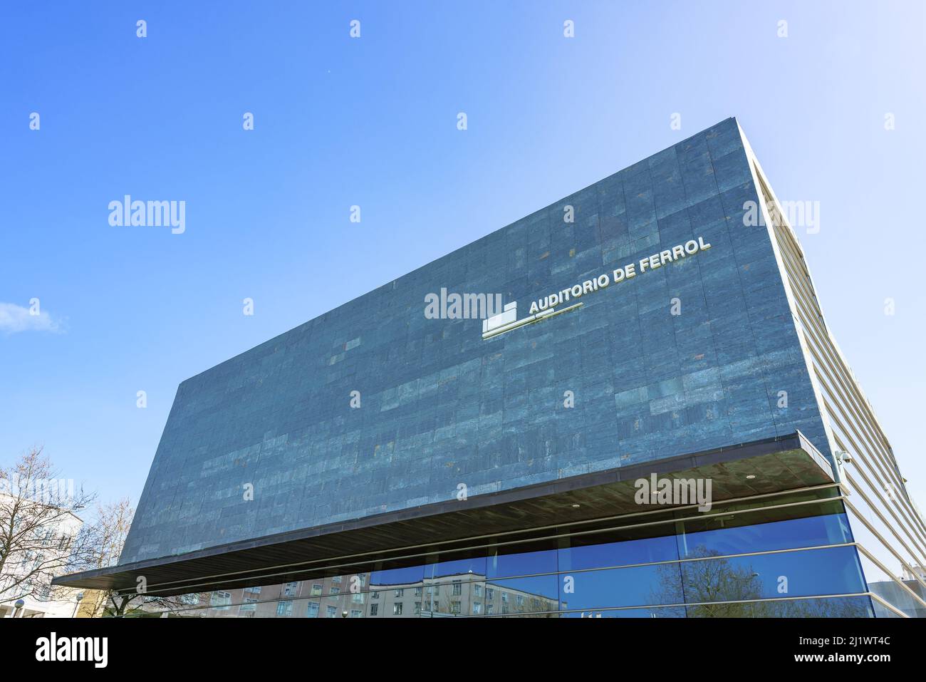 Ferrol, Galizia, Spagna. Marzo 18, 2022. Vista esterna dell'auditorium Ferrol Foto Stock