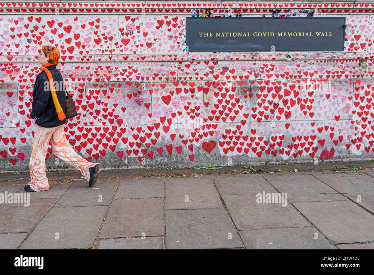 LONDRA, REGNO UNITO. 28 marzo 2022. Dipinse cuori al muro commemorativo nazionale per ricordare le vittime della pandemia del coronavirus. Si è verificato un aumento del numero di casi secondo i dati dell'Ufficio per le statistiche nazionali in Inghilterra causato dalla variante Omicron BA.2 un virus ricombinante che contiene elementi delle varianti Delta e Omicron, in quanto il numero di infezioni COVID-19 è salito a 4,26 milioni nei sette Giorni al 19 marzo - aumento del 29,7% sulla settimana prima. Credit: amer Ghazzal/Alamy Live News Foto Stock