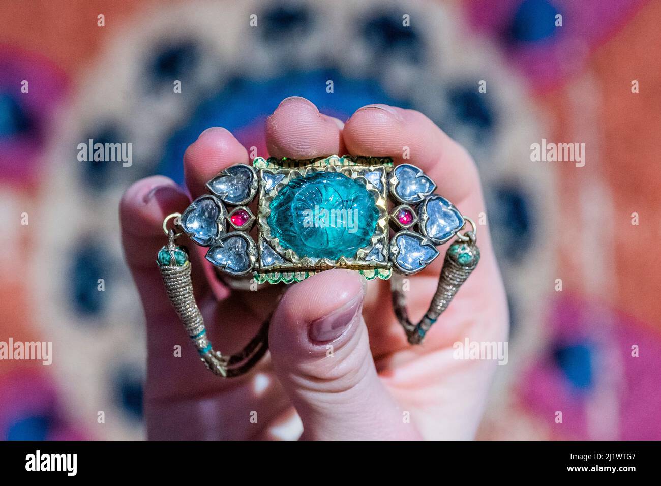 Londra, Regno Unito. 28th Mar 2022. A Diamond and Emerald-Set smaltato Gold Bazuband, Punjab, India del Nord, prima metà del 19th secolo, stima: GBP 80.000 - GBP 120.000 - Anteprima dell'arte del mondo islamico e indiano vendita a Christie's, Londra. Credit: Guy Bell/Alamy Live News Foto Stock