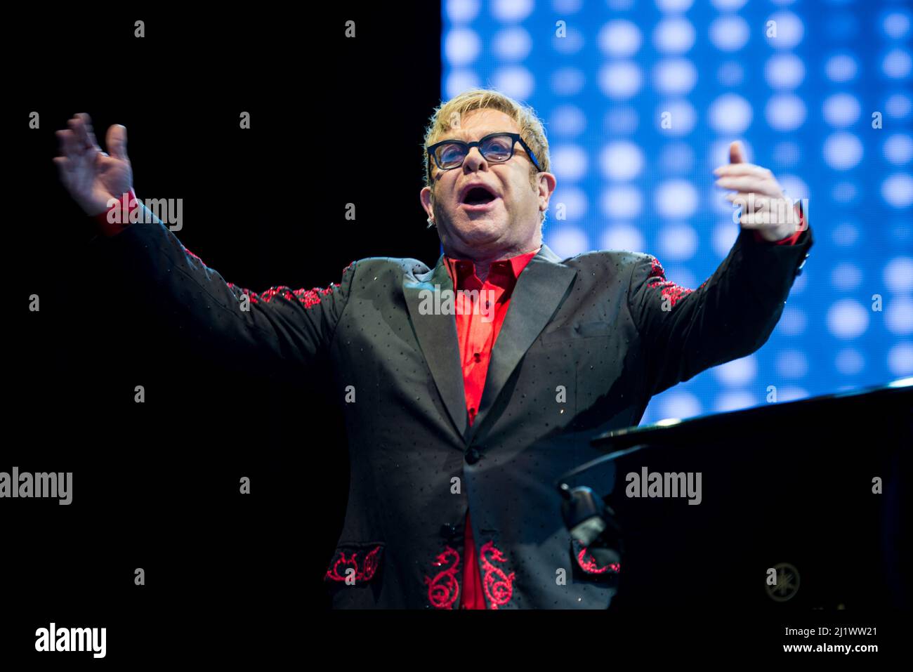 ITALY, BAROLO, COLLISIONI FESTIVAL 2016: Il cantante, pianista e compositore inglese Sir Elton John (nato Reginald Kenneth Dwight) si esibisce dal vivo al Collisioni Festival 2016 di Barolo per il suo tour "Wonderful Crazy Night" Foto Stock