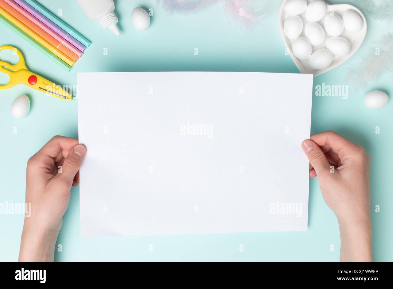 Una borsa di carta per regali e delizie per la festa di Pasqua 1 Foto Stock