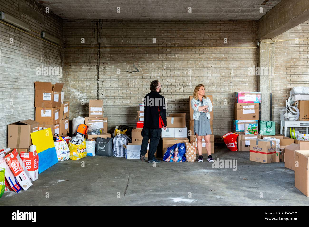 Tilburg, Paesi Bassi. Volontari polacchi olandesi: Fondazione "Give a Smile" che raccoglie merci di soccorso all'interno di un magazzino, destinate alle vittime e ai rifugiati dell'occupazione e della guerra russa in Ucraina. La Fondazione dispone di più magazzini in tutto il paese e di una rete di distributori in Polonia e Ucraina. Foto Stock