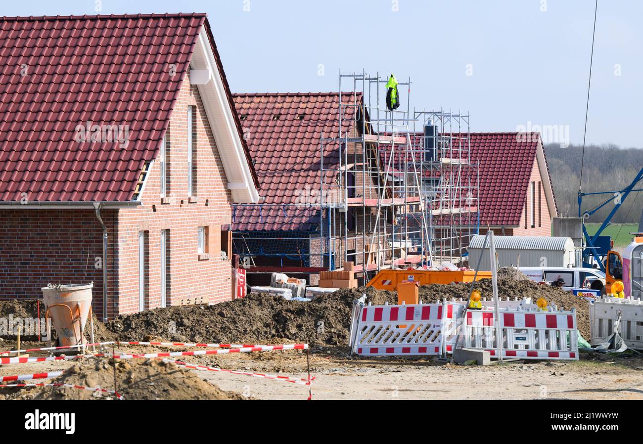 28 marzo 2022, bassa Sassonia, Hannover: Sono in costruzione case unifamiliari in periferia. Che si tratti di città o di campagna, la proprietà domestica in Germania tende a diventare sempre più costosa. Secondo i calcoli dell'Ufficio federale di statistica, gli acquirenti nel 2021 dovranno pagare in media circa l'11 per cento in più per appartamenti e case rispetto all'anno precedente. Foto: Julian Stratenschulte/dpa Foto Stock