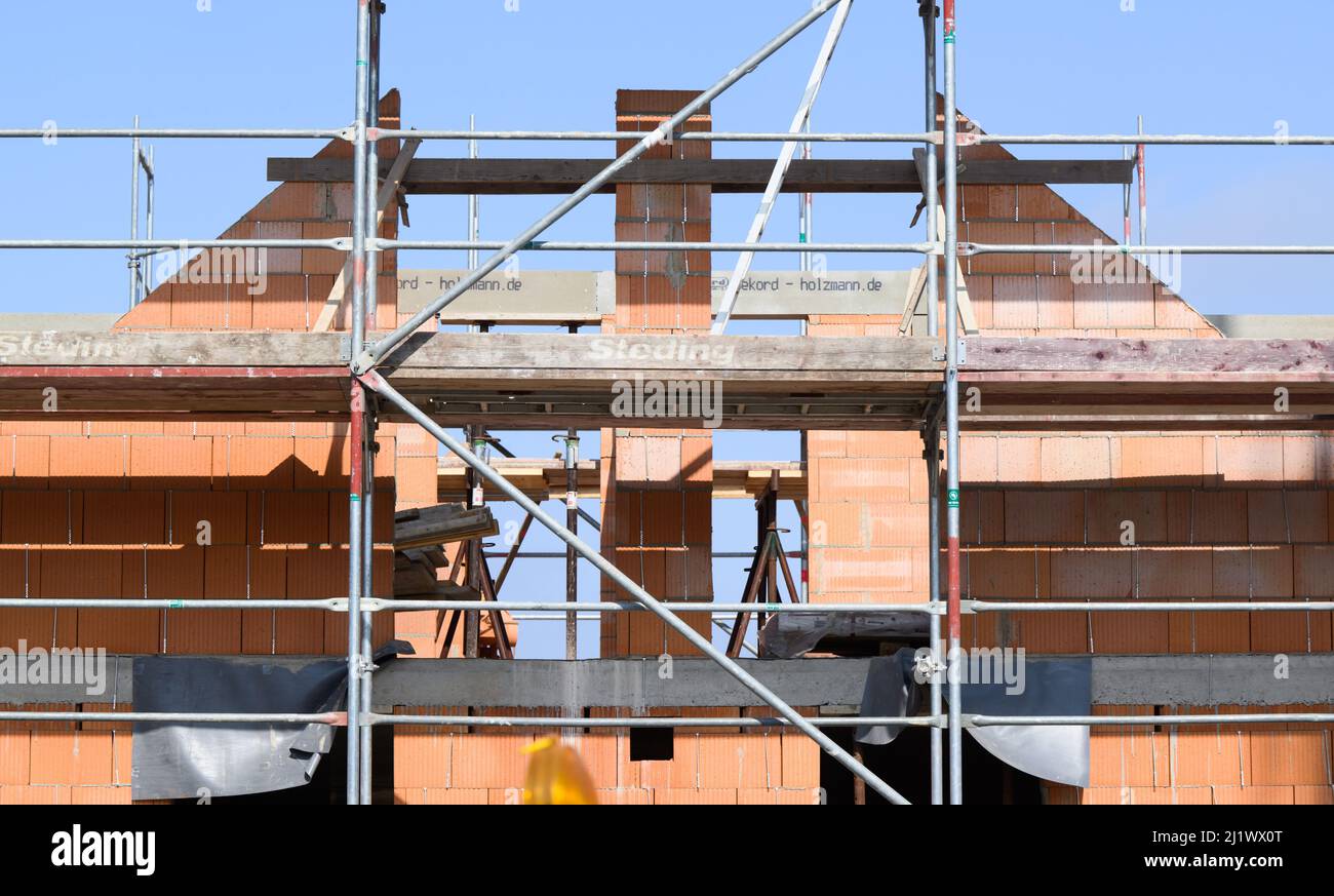 28 marzo 2022, bassa Sassonia, Hannover: Sono in costruzione case unifamiliari in periferia. Che si tratti di città o di campagna, la proprietà domestica in Germania tende a diventare sempre più costosa. Secondo i calcoli dell'Ufficio federale di statistica, gli acquirenti nel 2021 dovranno pagare in media circa l'11 per cento in più per appartamenti e case rispetto all'anno precedente. Foto: Julian Stratenschulte/dpa Foto Stock