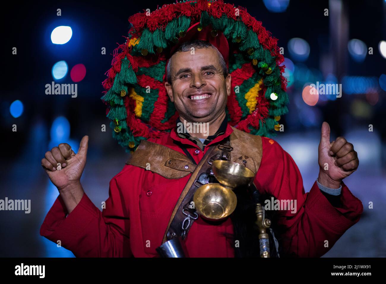 Marrakech, Marocco - 28 febbraio 2022: Venditore d'acqua marocchino in costume tradizionale che vende acqua su piazza Djemaa el Fna del distretto di Medina di Marra Foto Stock