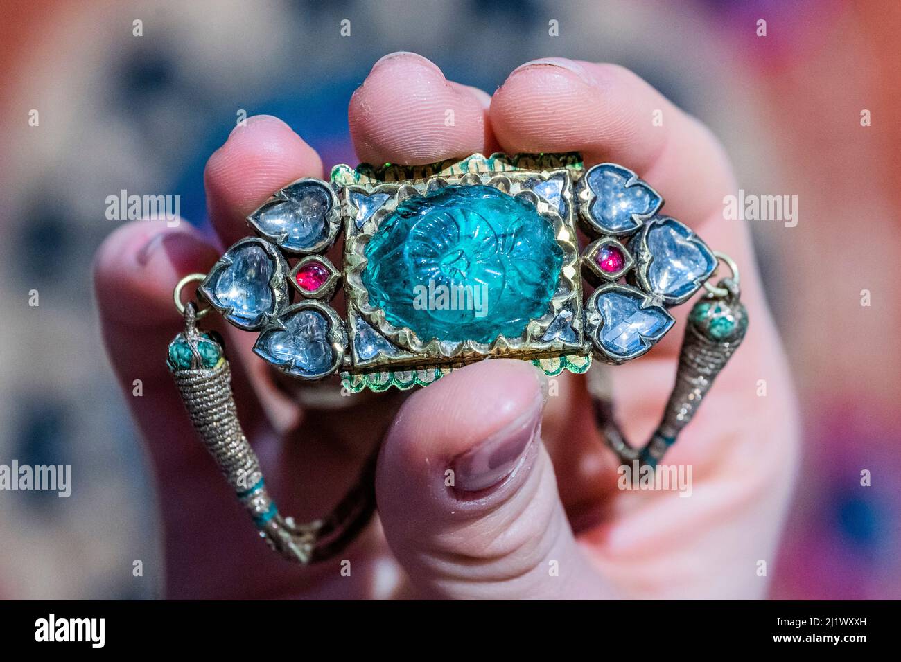 Londra, Regno Unito. 28th Mar 2022. A Diamond and Emerald-Set smaltato Gold Bazuband, Punjab, India del Nord, prima metà del 19th secolo, stima: GBP 80.000 - GBP 120.000 - Anteprima dell'arte del mondo islamico e indiano vendita a Christie's, Londra. Credit: Guy Bell/Alamy Live News Foto Stock
