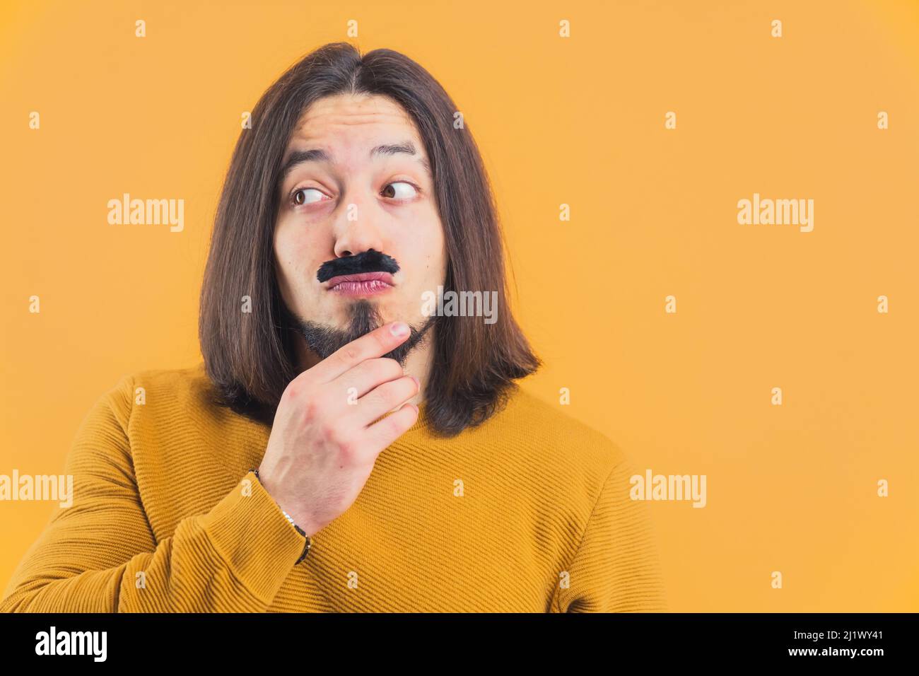 Concetto di Movember. Divertente uomo caucasico che fa i volti stupidi  indossando baffi finti. Foto di alta qualità Foto stock - Alamy