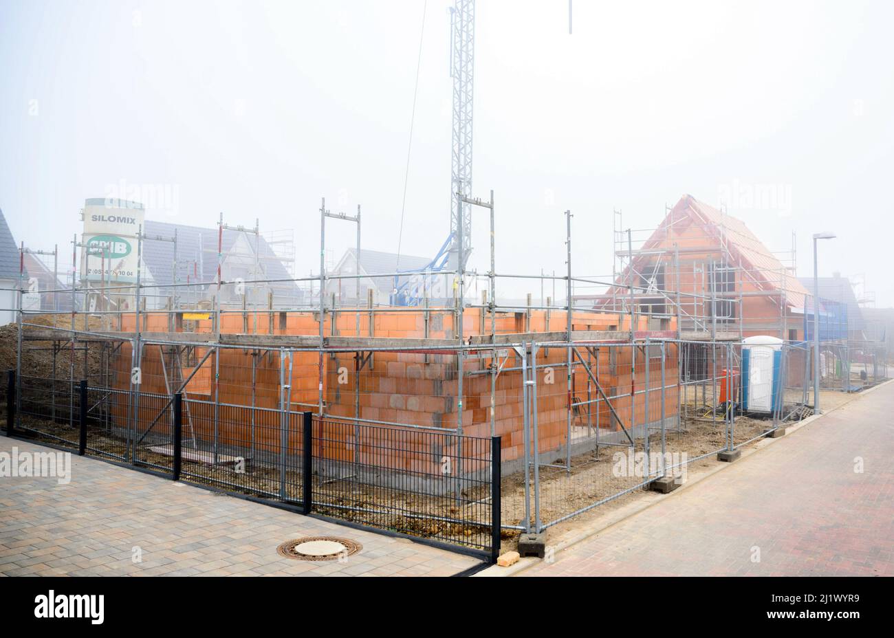 28 marzo 2022, bassa Sassonia, Laatzen: Sono in costruzione case unifamiliari nella regione di Hannover. Che si tratti di città o di campagna, la proprietà domestica in Germania tende a diventare sempre più costosa. Secondo i calcoli dell'Ufficio federale di statistica, gli acquirenti nel 2021 dovranno pagare in media l'11 per cento in più per appartamenti e case rispetto all'anno precedente. Foto: Julian Stratenschulte/dpa Foto Stock