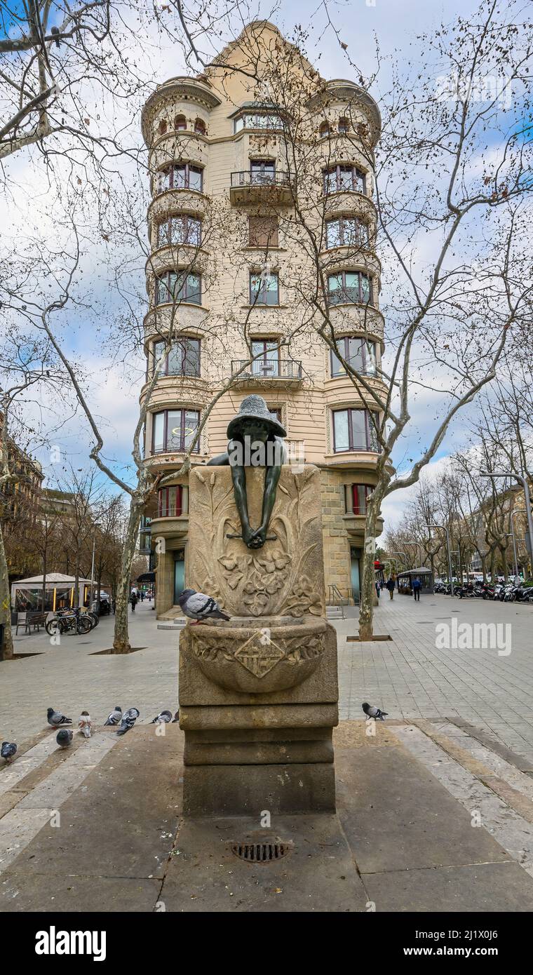 Barcellona, Spagna. Una scultura da ragazzo vicino alla Casa de les Punxes a Barcellona, Spagna. Foto Stock