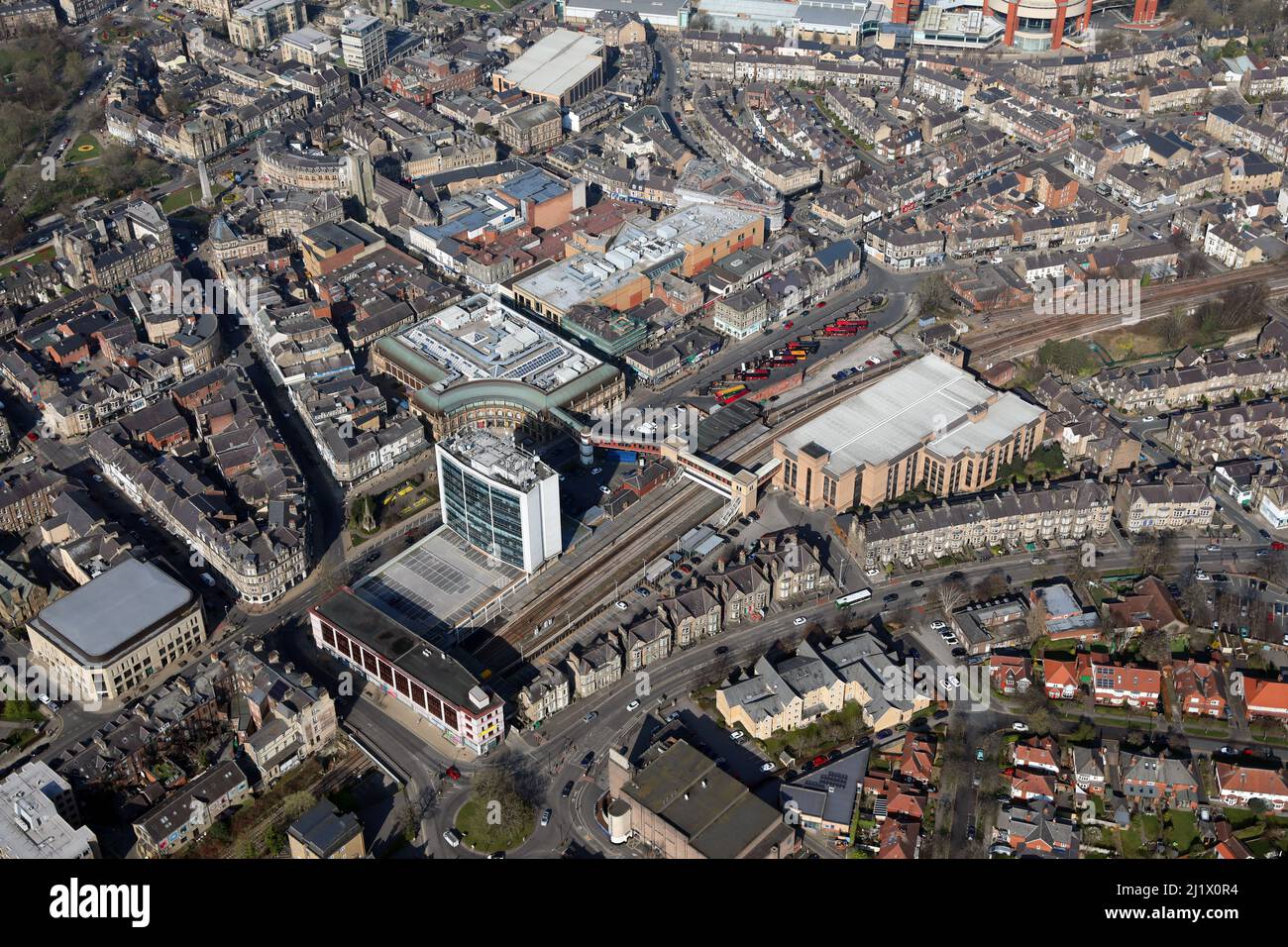 Vista aerea della stazione ferroviaria di Harrogate e lo svincolo della stazione degli autobus, centro città di Harrogate, North Yorkshire Foto Stock