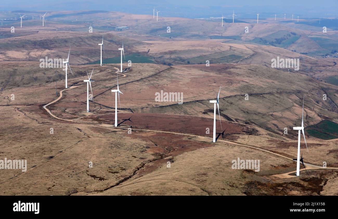 Vista aerea delle turbine eoliche sulle Pennine Hills nell'Inghilterra settentrionale, Regno Unito Foto Stock