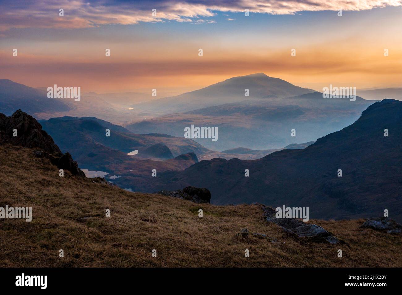 Moel Siabod una montagna a Snowdonia, Galles del Nord all'alba visto da Snowdon Foto Stock