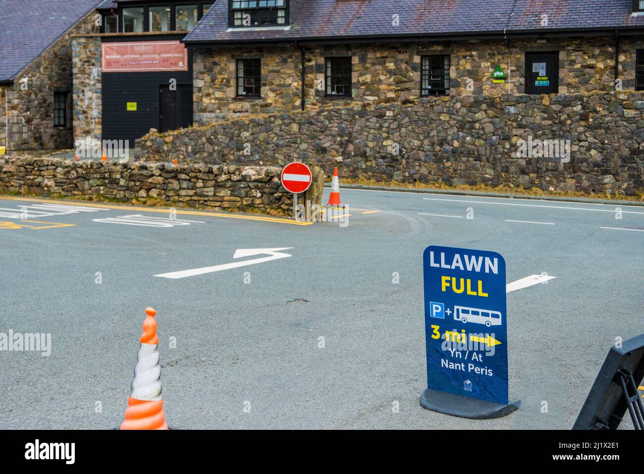 Parcheggio cartello Full presso il parcheggio Pen y Pass all'inizio della salita Snowdon Foto Stock