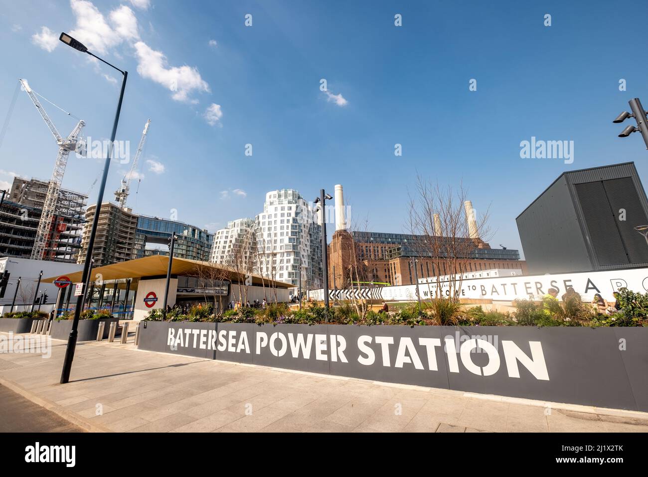 Londra- Marzo 2022: Stazione della metropolitana di Battersea Power Station, una stazione di recente aggiunta sulla Northern Line. Foto Stock