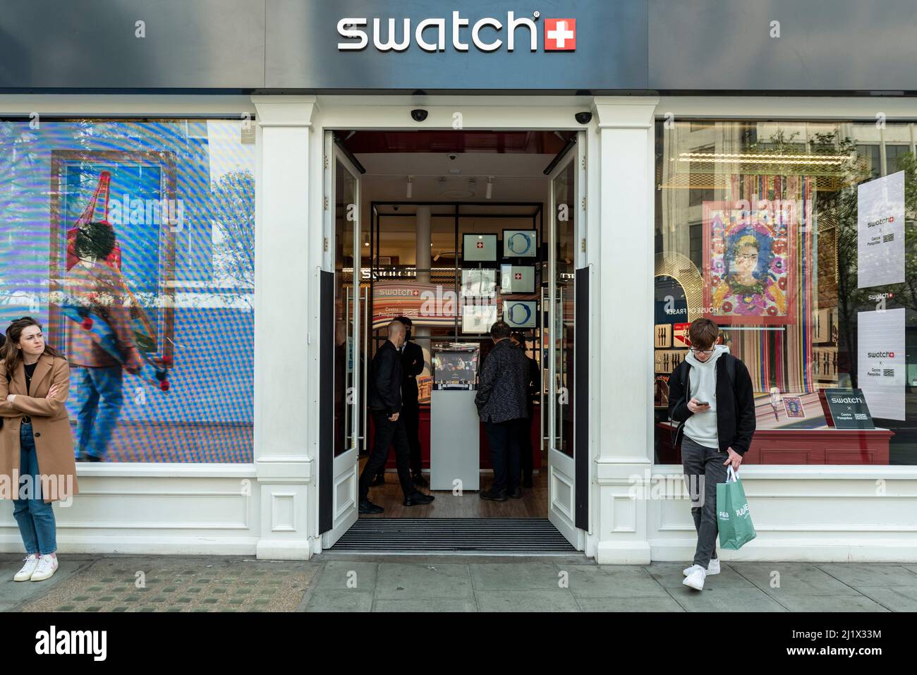 Londra Regno Unito. 28 marzo 2022. MoonSwatch guarda in mostra C presso il negozio Swatch di Oxford Street. Lo Swatch Group proprietario di Omega ha lanciato il nuovo MoonSwatch in tutto il