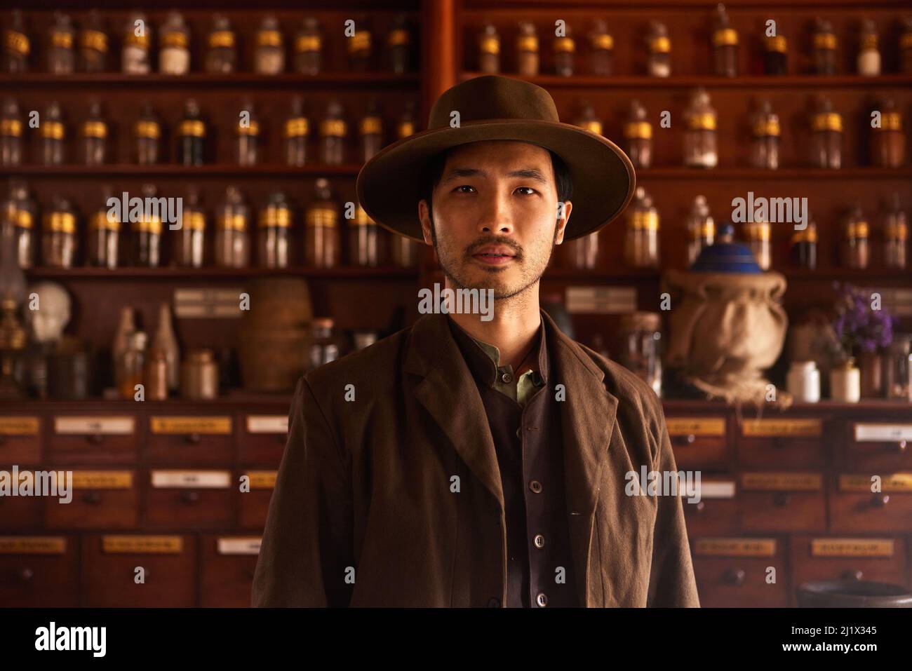 YOSON AN in NEW GOLD MOUNTAIN (2021), diretto DA CORRIE CHEN. Credito: Obiettivo Post Film / Album Foto Stock